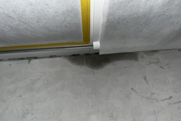 2024_01_17, Feramcell feucht beim grossen Fenster im grossen Bad nach Entfernen Platten und Kleber heute, 01